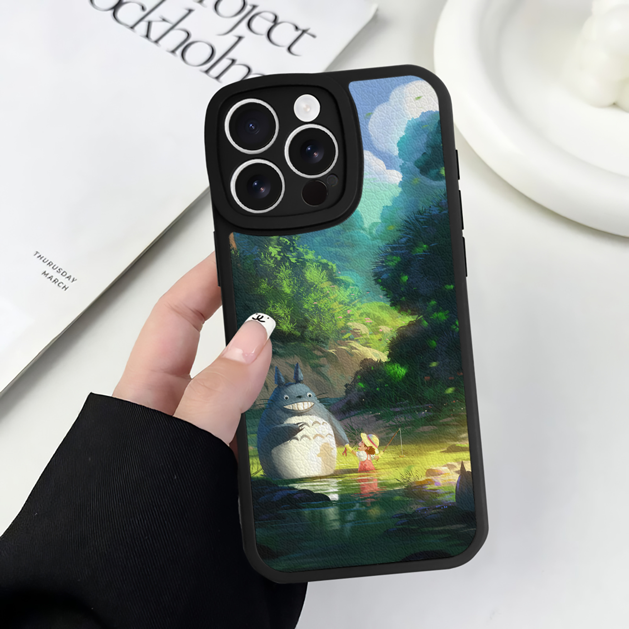 （画像用） となりのトトロ 草壁メイ 草壁サツキ My Neighbor Totoro Satsuki Kusakabe Mei Kusakabe 【iPhone 16シリーズ対応】シリコンスマホケース（レザー調） 材質：シリコン